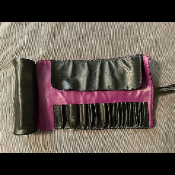 New‼️Younique make-up brush roll - Picture 2 of 3